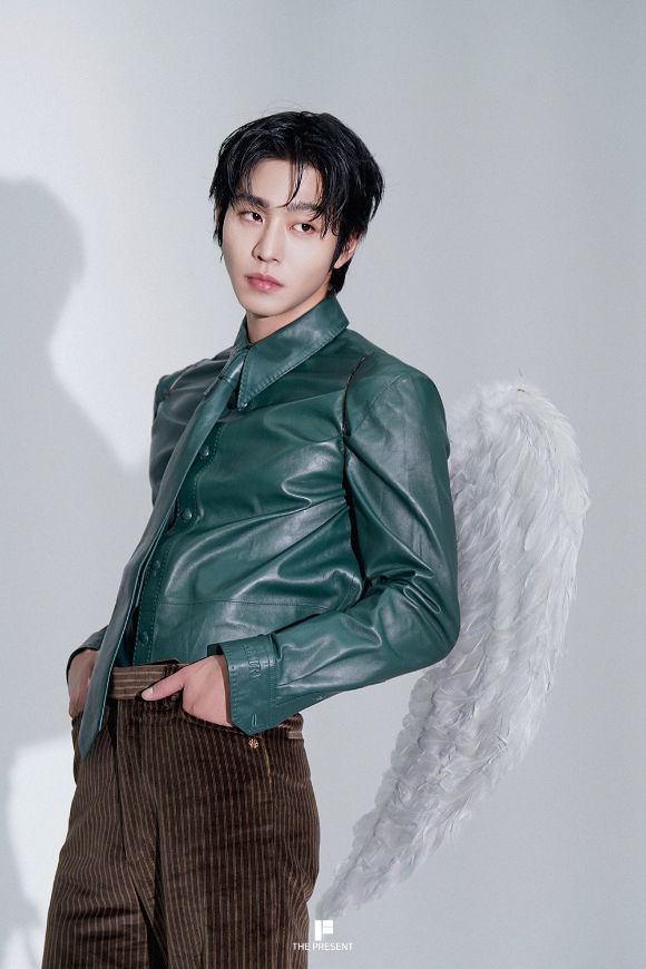 배우 안효섭이 화보 촬영에서 포즈를 취하고 있다. [사진=더프레젠트컴퍼니]