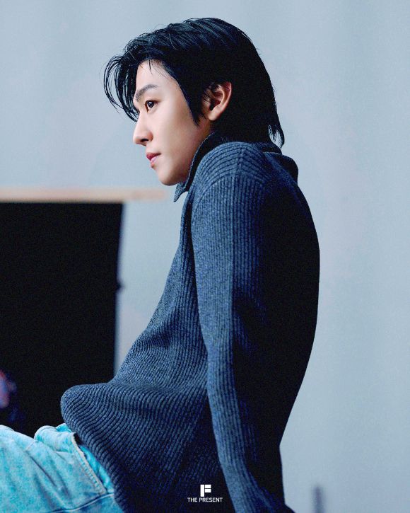 배우 안효섭이 화보 촬영에서 포즈를 취하고 있다. [사진=더프레젠트컴퍼니]