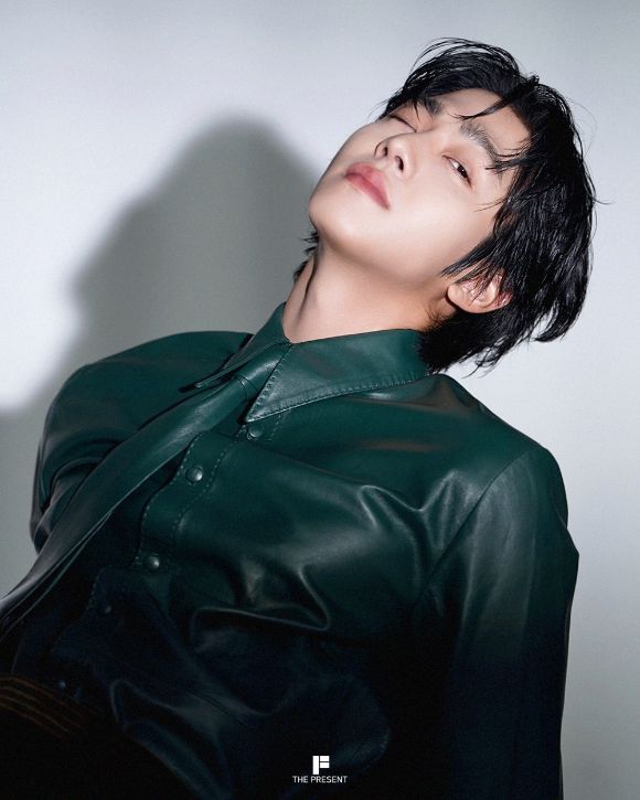 배우 안효섭이 화보 촬영에서 포즈를 취하고 있다. [사진=더프레젠트컴퍼니]