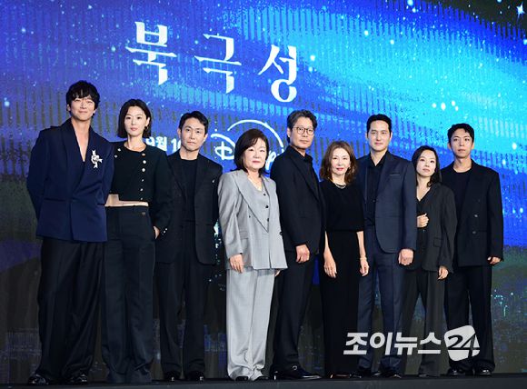 배우 강동원-전지현-오정세-김해숙-유재명-이미숙-박해준-이상희-주종혁이 2일 오전 서울 종로구 포시즌스 호텔에서 진행된 디즈니 플러스 오리지널 시리즈 '북극성' 제작발표회에 참석하고 있다. [사진=정소희 기자]
