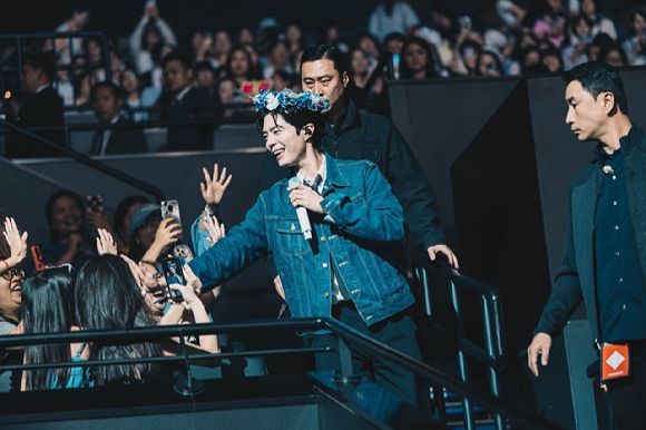 박보검이 지난 6일 마카오 더 런더너 아레나에서 진행된 팬미팅에서 팬들을 만나고 있다. [사진=더블랙레이블]