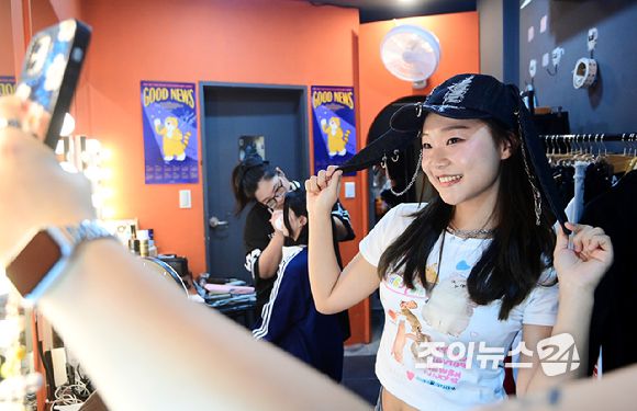 8일 서울 마포구 서교동 온맘씨어터에서 '케이팝 아케이드'(KPOP ARCADE) 그랜드 오픈 행사 '케이팝 데몬 헌터스 싱어롱 페스티벌'(KPOP DEMON HUNTERS SINGALONG FESTIVAL)이 개최됐다. 외국인 참가자가 '아이돌 체험'을 하고 있다. [사진=정소희 기자]