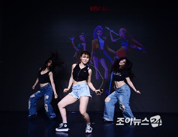 8일 서울 마포구 서교동 온맘씨어터에서 '케이팝 아케이드'(KPOP ARCADE) 그랜드 오픈 행사 '케이팝 데몬 헌터스 싱어롱 페스티벌'(KPOP DEMON HUNTERS SINGALONG FESTIVAL)이 개최됐다. 댄스팀 네스티 NASTY(최유빈 김다희 김민서)가 '소다팝'과 '골든' 댄스수업을 진행하고 있다. [사진=정소희 기자]