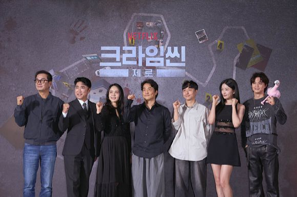 윤현준PD, 황슬우PD, 장진, 박지윤, 장동민, 김지훈, 안유진이 16일 서울 구로구 라마다서울신도림호텔에서 열린 넷플릭스 새 예능 '크라임씬 제로' 제작발표회에서 포즈를 취하고 있다. [사진=넷플릭스코리아]