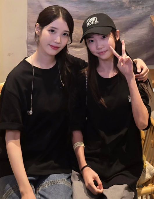 '폭싹 속았수다'에서 애순을 연기한 아이유와 김태연이 함께 사진 촬영을 하고 있다. [사진=김태연 SNS]