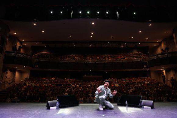 김법래가 라살 싱가포르 항공 극장에서 열린 단독 콘서트에서 팬들과 기념사진을 촬영하고 있다. [사진=이엔터테인먼트]