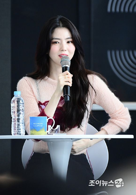 배우 한소희가 18일 부산광역시 해운대구 우동 영화의 전당에서 열린 제30회 부산국제영화제(BIFF) 오픈 토크 '프로젝트 Y' 행사에 참석하고 있다. [사진=정소희 기자]