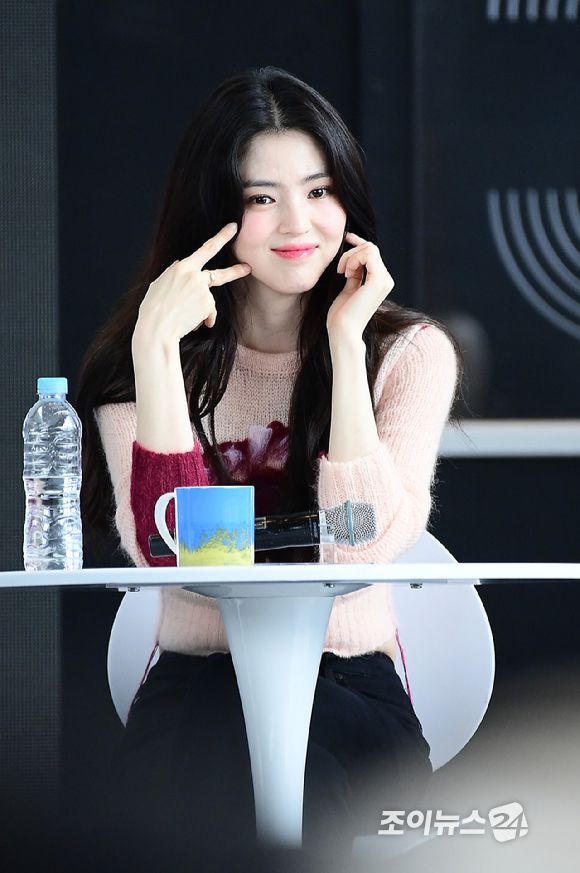 배우 한소희가 18일 부산광역시 해운대구 우동 영화의 전당에서 열린 제30회 부산국제영화제(BIFF) 오픈 토크 '프로젝트 Y' 행사에 참석하고 있다. [사진=정소희 기자]