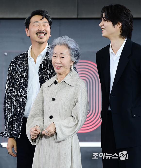 앤드류 안 감독-배우 윤여정-한기찬이 19일 오후 부산광역시 해운대구 우동 영화의 전당에서 열린 제30회 부산국제영화제(BIFF) '결혼 피로연' 야외무대인사 행사에 참석하고 있다. [사진=정소희 기자]