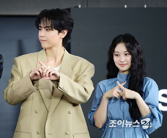 배우 김도훈-김이경이 19일 오후 부산광역시 해운대구 우동 영화의 전당에서 열린 제30회 부산국제영화제(BIFF) '친애하는 X' 야외무대인사 행사에 참석하고 있다. [사진=정소희 기자]