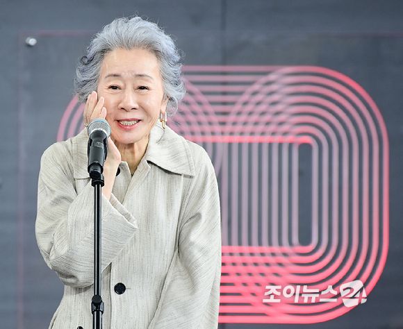 배우 윤여정이 19일 오후 부산광역시 해운대구 우동 영화의 전당에서 열린 제30회 부산국제영화제(BIFF) '결혼 피로연' 야외무대인사 행사에 참석하고 있다. [사진=정소희 기자]