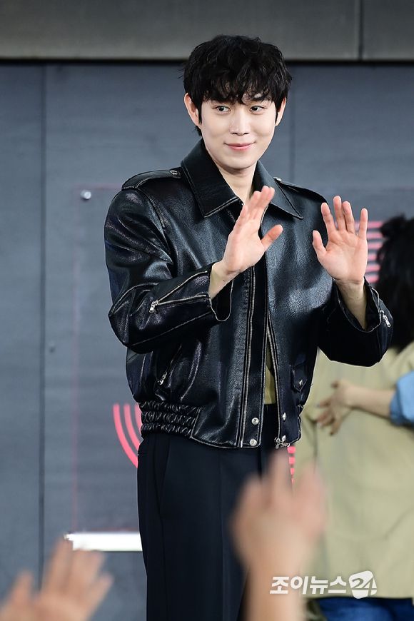 배우 김영대가 19일 오후 부산광역시 해운대구 우동 영화의 전당에서 열린 제30회 부산국제영화제(BIFF) '친애하는 X' 야외무대인사 행사에 참석하고 있다. [사진=정소희 기자]