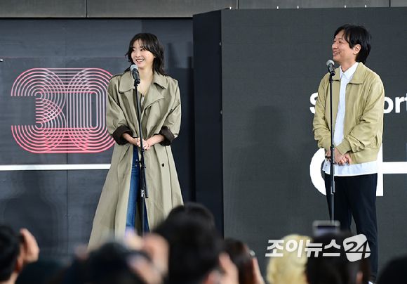 배우 김다미와 김병우 감독이 19일 오후 부산광역시 해운대구 우동 영화의 전당에서 열린 제30회 부산국제영화제(BIFF) '대홍수' 야외무대인사 행사에 참석하고 있다. [사진=정소희 기자]