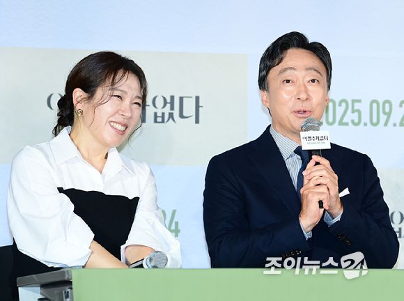 배우 염혜란과 이성민이 22일 오후 서울 CGV 용산아이파크몰에서 열린 영화 '어쩔수가 없다' (감독 박찬욱) 언론시사회에 참석하고 있다.
