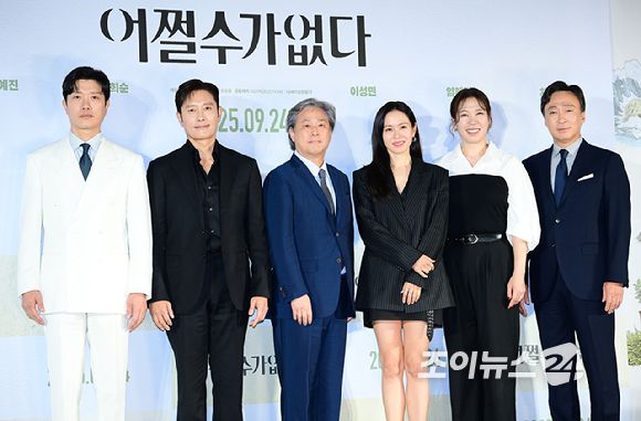 (왼쪽부터) 박희순-이병헌-박찬욱 감독-손예진-염혜란-이성민이 22일 오후 서울 CGV 용산아이파크몰에서 열린 영화 '어쩔수가 없다' (감독 박찬욱) 언론시사회에 참석하고 있다. [사진=정소희 기자]