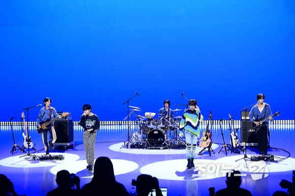 밴드 하이파이유니콘이 13일 오후 서울 마포구 상암동 MBC 공개홀에서 열린 Hi-Fi Un!corn(하이파이유니콘) Single Album 'Teenage Blue' 발매 쇼케이스에 참석해 타이틀곡 'Teenage Blue' 무대를 선보이고 있다. [사진=정소희 기자]