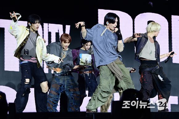 그룹 보이넥스트도어가 20일 오후 서울 강서구 KBS아레나에서 열린 보이넥스트도어(BOYNEXTDOOR) 새 앨범 '디 액션'(The Action) 쇼케이스에 참석해 타이틀곡 '헐리우드 액션' 무대를 선보이고 있다. [사진=정소희 기자]