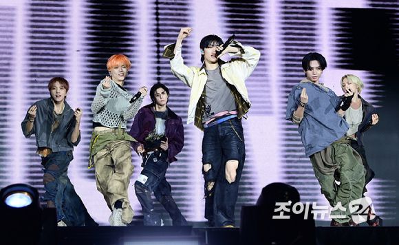 그룹 보이넥스트도어가 20일 오후 서울 강서구 KBS아레나에서 열린 보이넥스트도어(BOYNEXTDOOR) 새 앨범 '디 액션'(The Action) 쇼케이스에 참석해 타이틀곡 '헐리우드 액션' 무대를 선보이고 있다. [사진=정소희 기자]