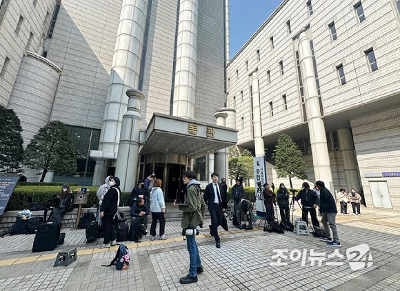 어도어가 뉴진스를 상대로 제기한 전속계약 유효 확인 소송 첫 변론기일이 3일 오전 서울 중앙지법에서 열린 가운데 취재진들이 뉴진스 멤버 민지, 하니, 다니엘, 해린, 혜인을 기다리고 있다. 이날 뉴진스는 불출석했다. [사진=정소희 기자]