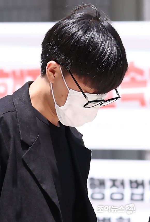 특수준강간 혐의를 받고 있는 그룹 NCT 출신 태일(본명 문태일)이 18일 서울중앙지법에서 열린 태일 등 총 3명의 성폭력 범죄의 처벌 등에 관한 특례법 위반(특수준강간) 혐의 첫 공판을 마치고 법원을 나서고 있다. [사진=정소희 기자]