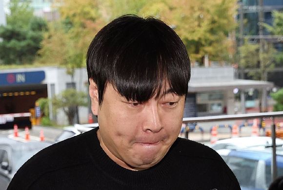 인터넷 불법 도박 사실을 고백한 코미디언 이진호가 지난해 10월 22일 오후 관련 조사를 받기 위해 서울 강남경찰서로 출석하고 있다. [사진=연합뉴스]