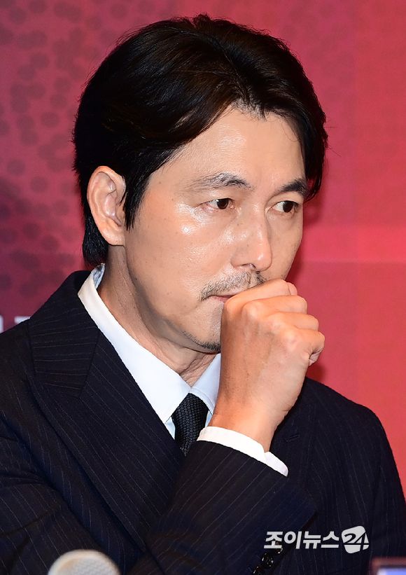 배우 정우성이 18일 오후 부산광역시 시그니엘 그랜드볼룸에서 열린 제33회 부일영화상에 전년도 수상자로 핸드프린팅 행사에 참석하고 있다. [사진=정소희 기자]