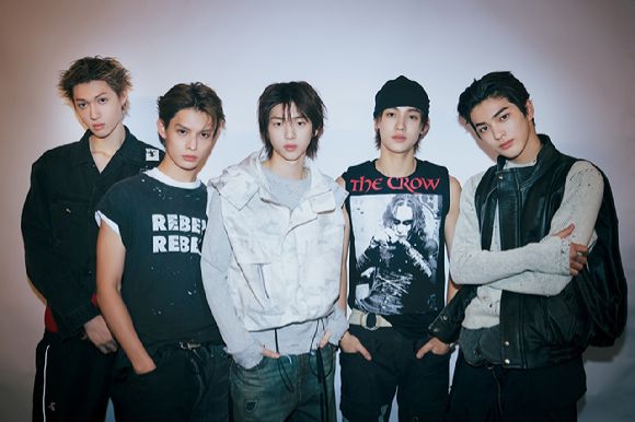 코르티스가 '아이하트라디오 라이브'에 출연해 사진을 촬영하고 있다. [사진=빅히트 뮤직]