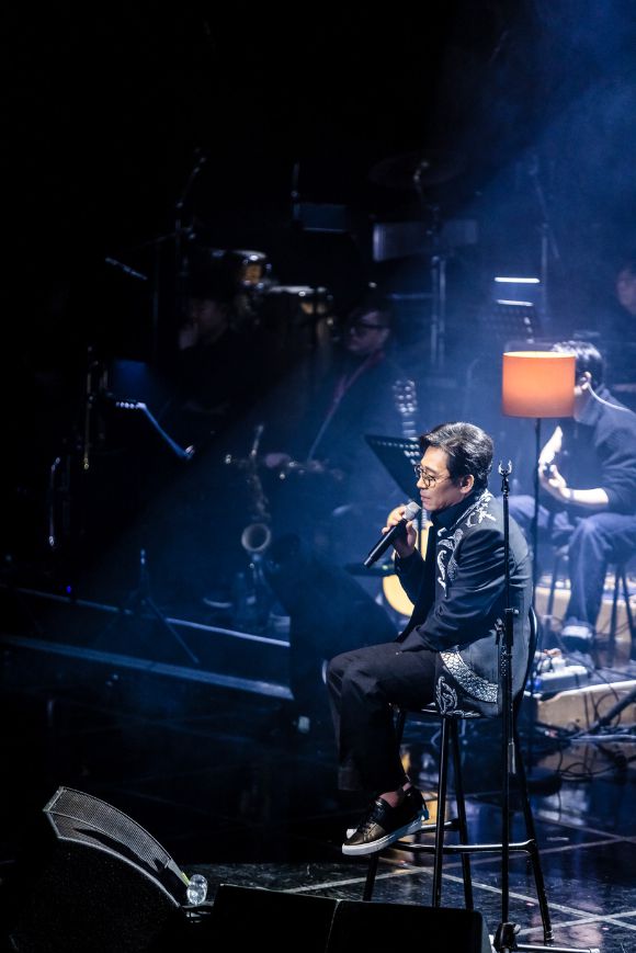 조관우는 1일 고양아람누리 대극장 아람극장에서 열린 단독 콘서트 '2025 조관우 MUSIC'(부제:You are the reason for my life)에서 노래하고 있다. [사진=윤스토리엔터테인먼트]