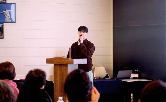 정동원이 '우수 요양보호사 간담회'에 참석했다.  [사진=쇼플레이엔터테인먼트]