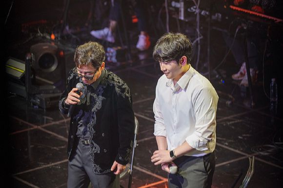 조관우와 조휘가 무대에서 노래하고 있다. [사진=윤스토리엔터테인먼트]