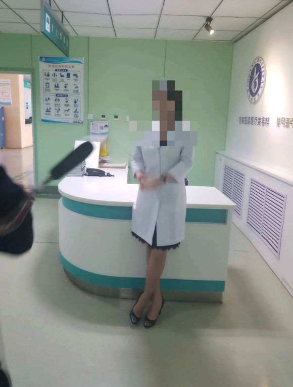 박나래 주사이모라 불리는 인물이 병원에서 의사 가운을 입고 인터뷰를 하고 있다. [사진=A씨 SNS 캡처]