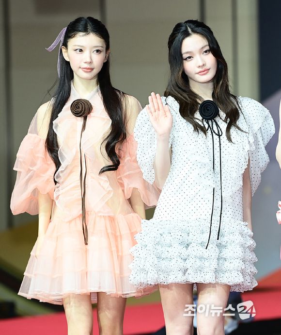 그룹 아일릿(ILLIT) 모카-이로하가 25일 오후 인천광역시 중구 운서동 인스파이어 아레나에서 열린 '2025 SBS 가요대전' 레드카펫 행사에 참석하고 있다.  [사진=정소희 기자]