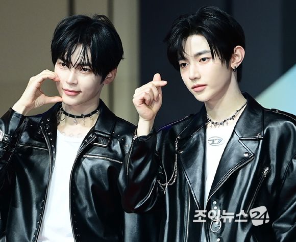 그룹 제로베이스원(ZEROBASEONE) 성한빈과 장하오가 25일 오후 인천광역시 중구 운서동 인스파이어 아레나에서 열린 '2025 SBS 가요대전' 레드카펫 행사에 참석하고 있다.  [사진=정소희 기자]