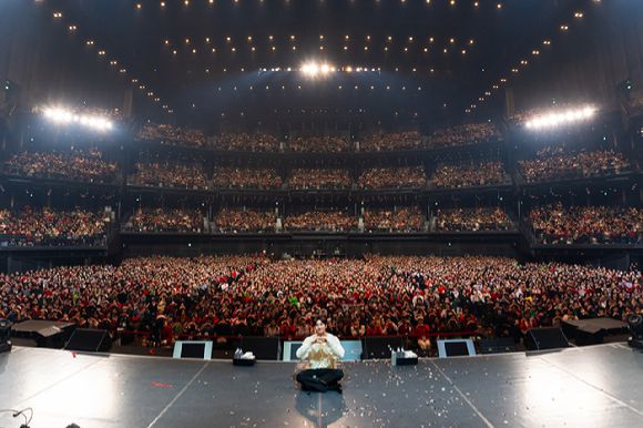배우 지창욱이 일본 도쿄 가든 시어터(TOKYO GARDEN THEATER)에서 크리스마스이브 기념 팬미팅을 개최하고 팬들을 만나고 있다. [사진=스프링컴퍼니]