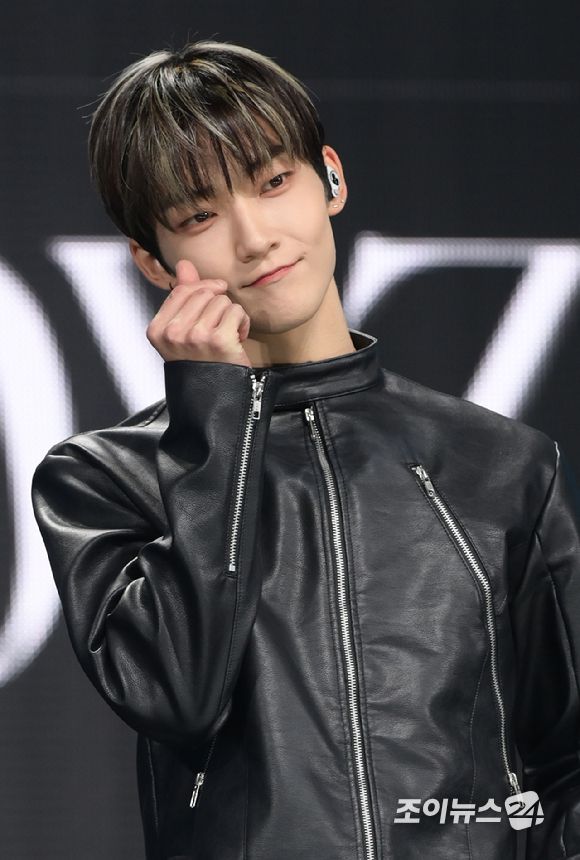 그룹 더보이즈 케빈이 20일 오후 서울 광진구 예스24라이브홀에서 진행된 더보이즈(THE BOYZ) 여덟 번째 미니앨범 '비 어웨이크(BE AWAKE)' 발매 기념 쇼케이스에 MC로 참석하고 있다. [사진=정소희 기자]