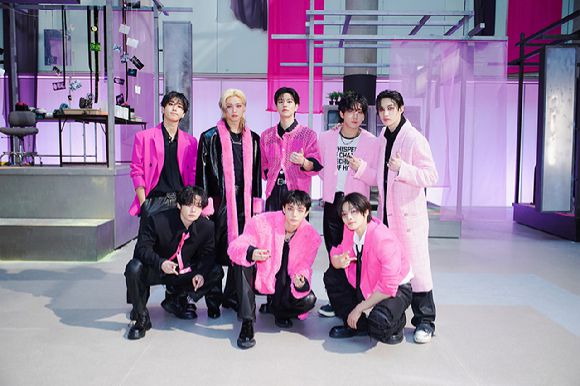 스트레이 키즈 단체 비하인드 포토 [사진=JYP엔터테인먼트]