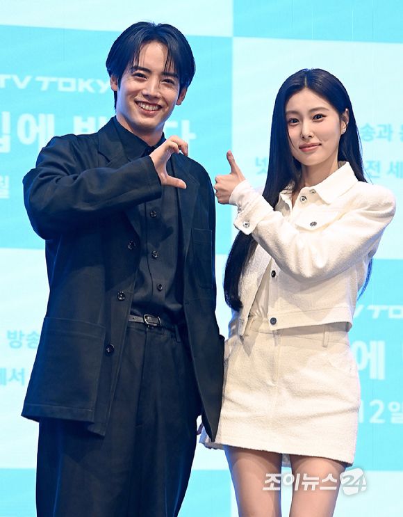 배우 아카소 에이지, 강혜원이 7일 오후 서울 구로구 더 세인트에서 진행된 '첫입에 반하다' 제작발표회에서 포즈를 취하고 있다. [사진=곽영래 기자]