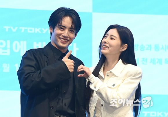 배우 아카소 에이지, 강혜원이 7일 오후 서울 구로구 더 세인트에서 진행된 '첫입에 반하다' 제작발표회에서 포즈를 취하고 있다. [사진=곽영래 기자]