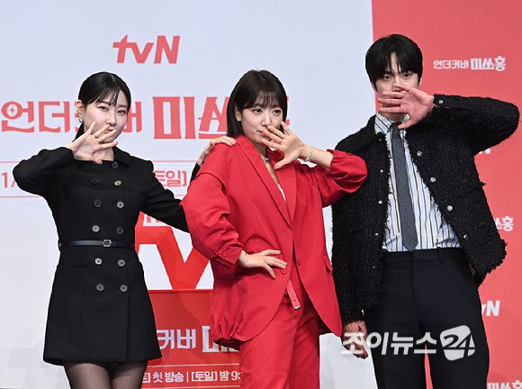 배우 하윤경, 박신혜, 조한결이 12일 오후 서울 구로구 신도림 더링크 호텔에서 열린 tvN 새 토일드라마 '언더커버 미쓰홍' 제작발표회에서 포즈를 취하고 있다. [사진=곽영래 기자]