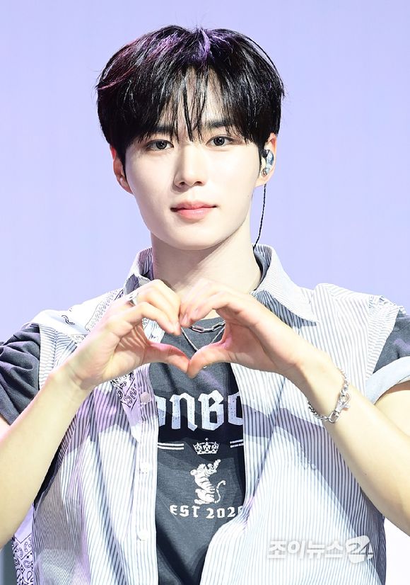 그룹 알파드라이브원 준서가 12일 오후 서울 용산구 블루스퀘어 SOL트래블홀에서 열린 알파드라이브원(ALPHA DRIVE ONE) 첫 번째 데뷔 미니 1집 'EUPHORIA'(유포리아) 발매 기념 쇼케이스에 참석하고 있다. [사진=정소희 기자]