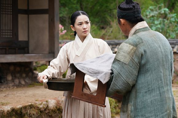 배우 전미도가 영화 '왕과 사는 남자'에서 열연을 펼치고 있다. [사진=쇼박스]