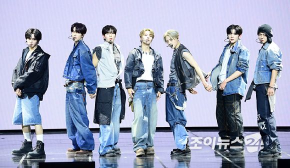 그룹 알파드라이브원이 12일 오후 서울 용산구 블루스퀘어 SOL트래블홀에서 열린 알파드라이브원(ALPHA DRIVE ONE) 첫 번째 데뷔 미니 1집 'EUPHORIA'(유포리아) 발매 기념 쇼케이스에서 타이틀곡 '프릭 알람' 무대를 선보이고 있다. [사진=정소희 기자]