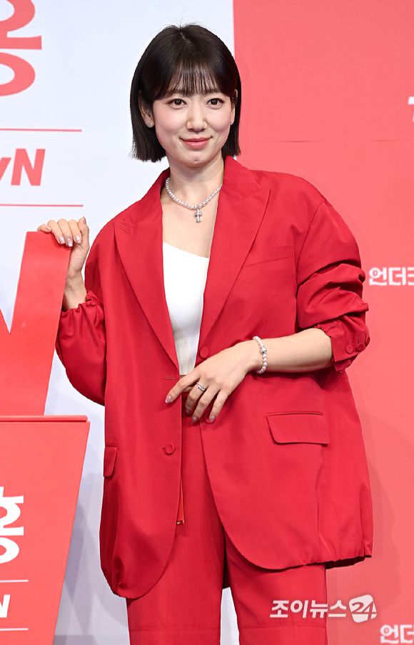 배우 박신혜가 12일 오후 서울 구로구 신도림 더링크 호텔에서 열린 tvN 새 토일드라마 '언더커버 미쓰홍' 제작발표회에서 포즈를 취하고 있다. [사진=곽영래 기자]