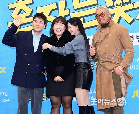 전현무-이수지-이세희-추성훈이 12일 오후 서울 마포구 스탠포드호텔에서 열린 JTBC 새 예능 프로그램 '혼자는 못 해' 제작발표회에 참석하고 있다. [사진=정소희 기자]