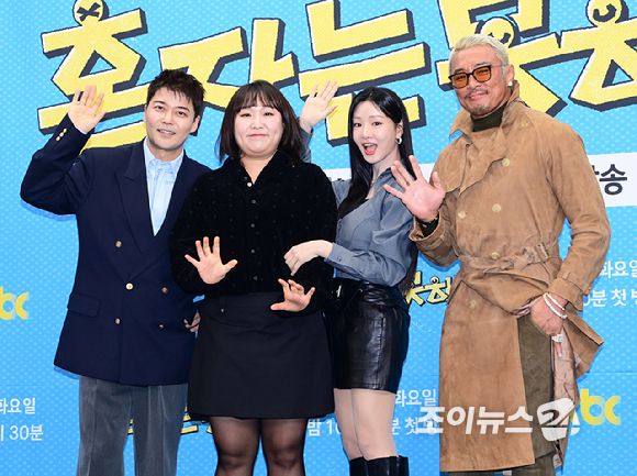 전현무-이수지-이세희-추성훈이 12일 오후 서울 마포구 스탠포드호텔에서 열린 JTBC 새 예능 프로그램 '혼자는 못 해' 제작발표회에 참석하고 있다. [사진=정소희 기자]