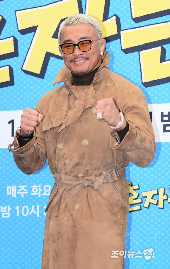 방송인 추성훈이 12일 오후 서울 마포구 스탠포드호텔에서 열린 JTBC 새 예능 프로그램 '혼자는 못 해' 제작발표회에 참석하고 있다. [사진=정소희 기자]