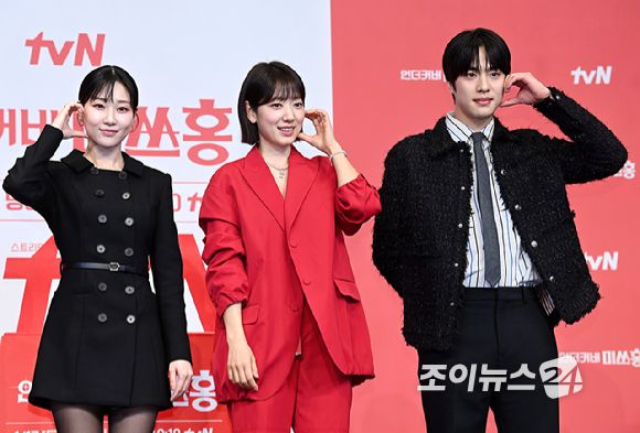 배우 하윤경, 박신혜, 조한결이 12일 오후 서울 구로구 신도림 더링크 호텔에서 열린 tvN 새 토일드라마 '언더커버 미쓰홍' 제작발표회에서 포즈를 취하고 있다. [사진=곽영래 기자]