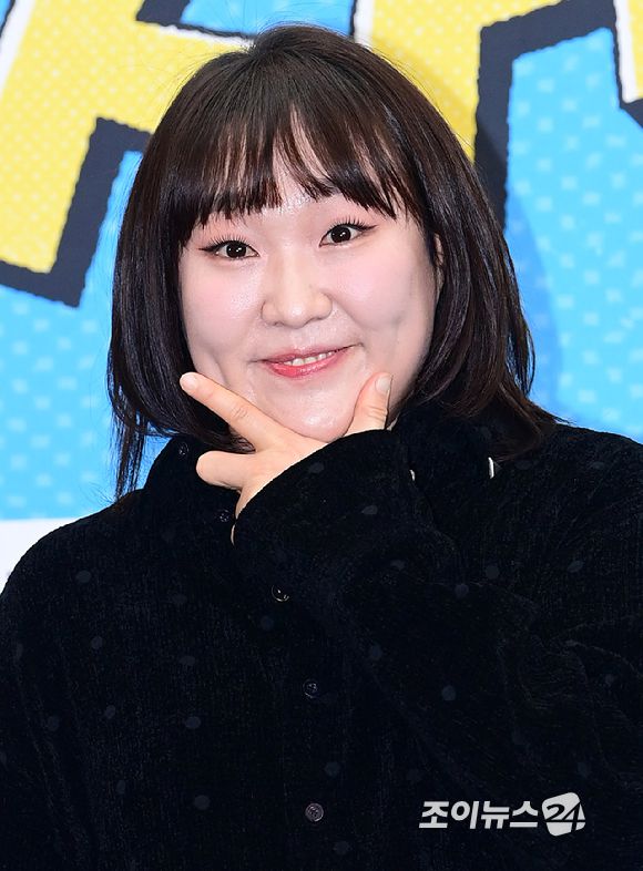 방송인 이수지가 12일 오후 서울 마포구 스탠포드호텔에서 열린 JTBC 새 예능 프로그램 '혼자는 못 해' 제작발표회에 참석하고 있다. [사진=정소희 기자]