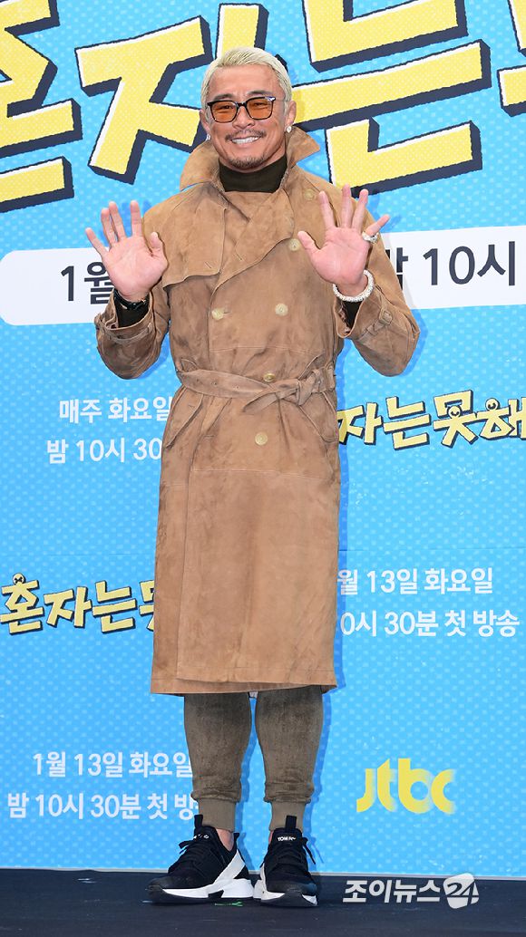 방송인 추성훈이 12일 오후 서울 마포구 스탠포드호텔에서 열린 JTBC 새 예능 프로그램 '혼자는 못 해' 제작발표회에 참석하고 있다. [사진=정소희 기자]