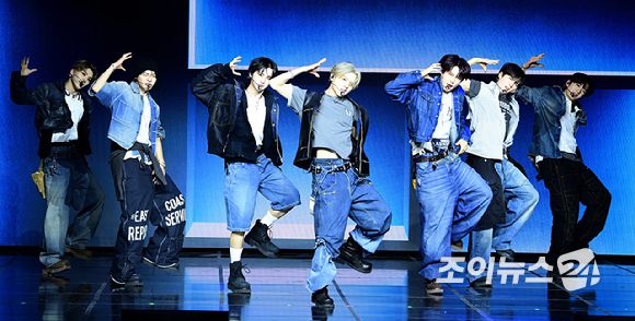 그룹 알파드라이브원이 12일 오후 서울 용산구 블루스퀘어 SOL트래블홀에서 열린 알파드라이브원(ALPHA DRIVE ONE) 첫 번째 데뷔 미니 1집 'EUPHORIA'(유포리아) 발매 기념 쇼케이스에서 타이틀곡 '프릭 알람' 무대를 선보이고 있다. [사진=정소희 기자]